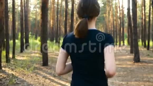 女森林活跃女孩运动女士木太阳视频的预览图