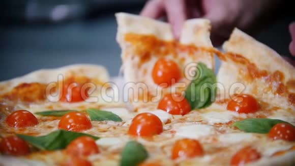 餐厅厨房一个人拿一块披萨视频的预览图