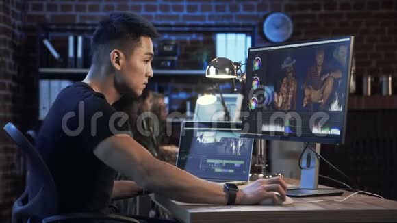 种族男子在电脑上编辑视频视频的预览图