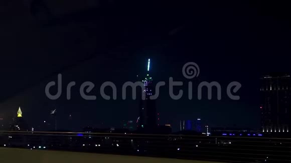 夜晚的城市景观从一辆移动的汽车的窗户上闪耀着摩天大楼的光芒库存夜晚美丽的大波利斯视频的预览图