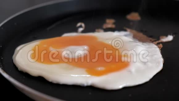 在煎锅中煎一个鸡蛋视频的预览图