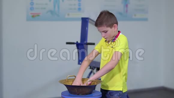 男孩用水和铜碗做实验视频的预览图