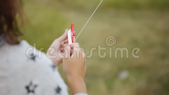 带着风筝的女孩拿着绳子视频的预览图