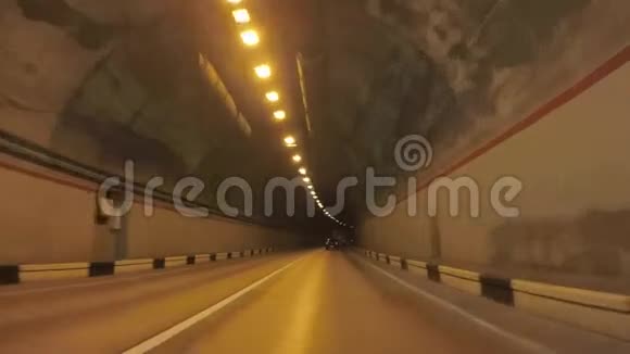 汽车行驶在老山下的公路隧道上场景开车旅行视频的预览图