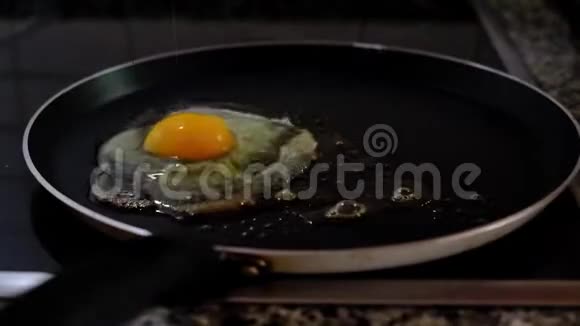 煎锅上煎两个鸡蛋视频的预览图