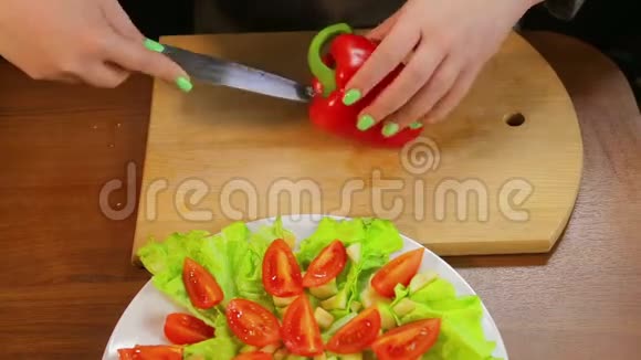 女性手用刀从核心清洗辣椒视频的预览图