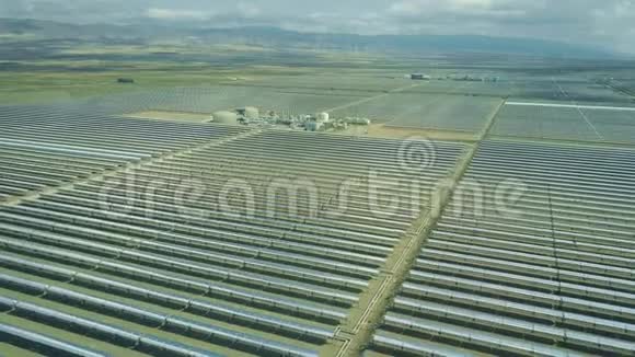 西班牙安达现代太阳能发电厂的鸟瞰图视频的预览图