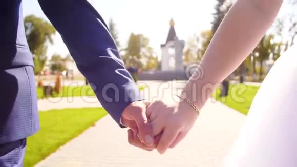 男人和女人牵着手在公园里散步新婚夫妇牵着手在一起视频的预览图