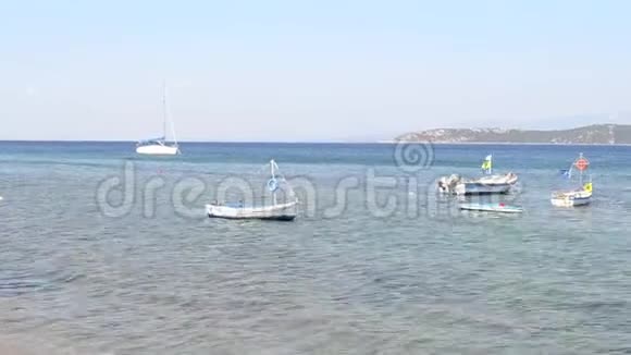 希腊尤波亚岛夏海风光传统渔船视频的预览图