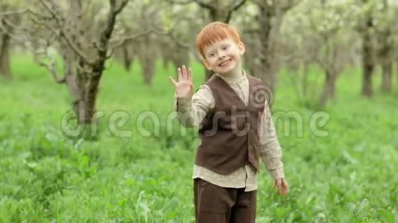 两个快乐的男孩和女孩在花圃里慢悠悠地跑来跑去视频的预览图