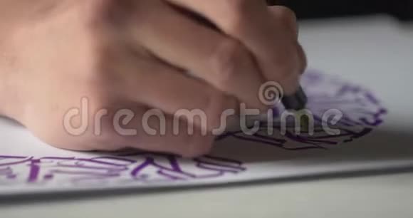 刻字书法特写书法艺术家在创作过程中视频的预览图