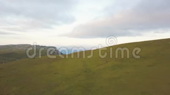 青山绿水天际线山峰上美丽的鸟瞰视频的预览图