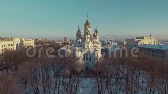 乌克兰哈尔科夫2016年12月13日琼米罗诺西斯教堂的空中活动城市公园覆盖着雪视频的预览图