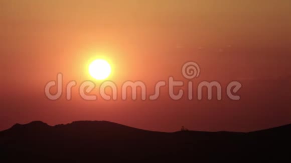 伊朗山脉后太阳落下的时间视频的预览图