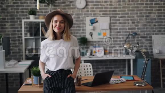 自信的女企业家独自站在办公室微笑的肖像视频的预览图