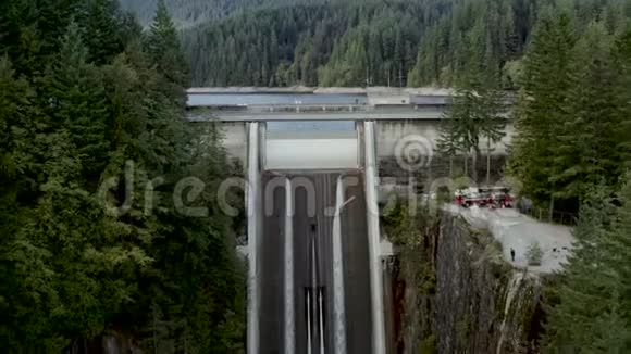 在不列颠哥伦比亚省北温的克利夫兰大坝和水库的空中拍摄视频的预览图