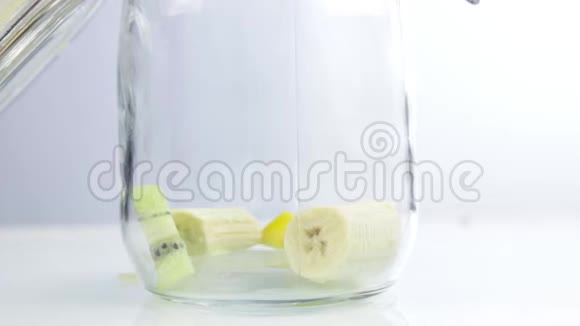 把水果片放进玻璃罐子里做水果鸡尾酒视频的预览图