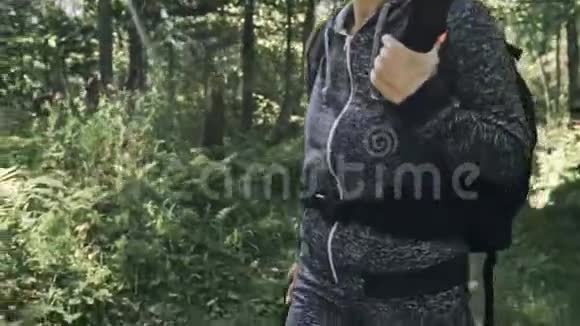 游客在森林中拍摄风景一个高加索女人近距离射击女孩握着镜子视频的预览图