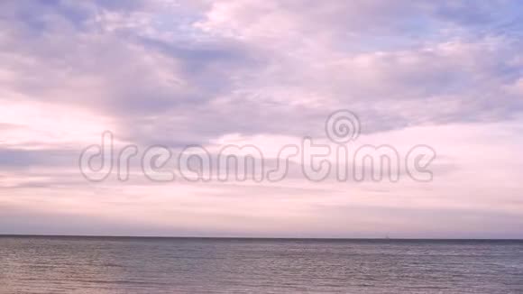 平静而平静的拍摄轻轻拍打着大海和美丽的紫色天空视频的预览图