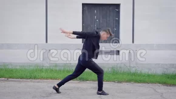 帅哥在街上跳舞视频的预览图