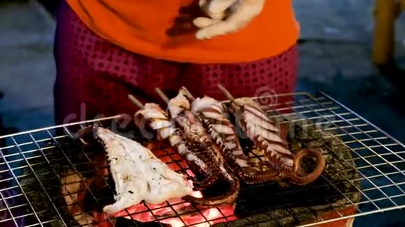鲜食生触手章鱼在烤架上烤制小吃街食物梅红子视频的预览图