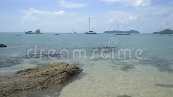 美丽的岩石和沙滩清澈的水在多云的蓝天普吉岛泰尔视频的预览图