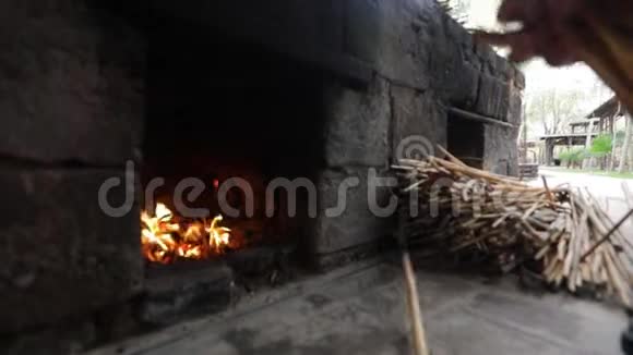 一个人在炉子里生火慢动作视频的预览图