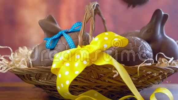 快乐的复活节篮子把巧克力蛋和兔子堆放在大篮子里视频的预览图