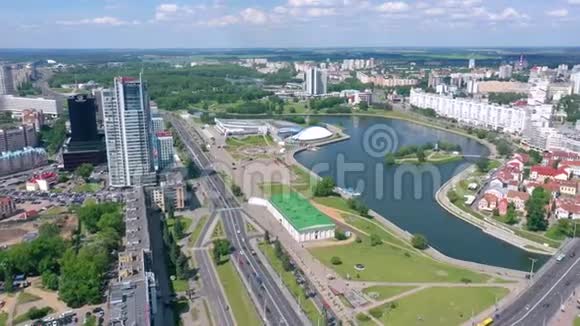 明斯克贝拉鲁斯六月2019年空中无人机拍摄市中心阳光明媚的一天从上面的街道视频的预览图