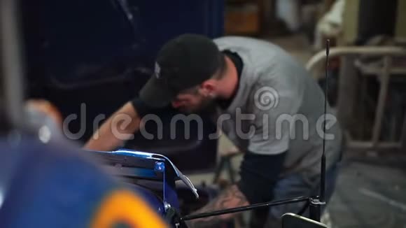 戴帽子的机械师正在修理汽车视频的预览图