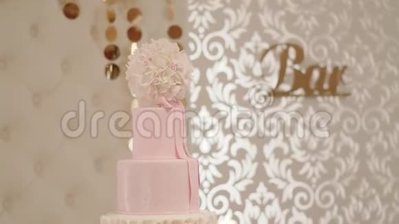 婚礼蛋糕在美丽的背景移动摄像机中锋视频的预览图