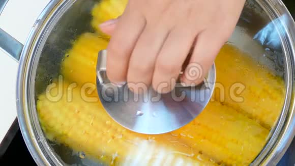 用平底锅煮玉米视频的预览图
