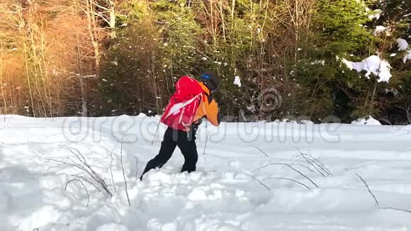 雪崩保护背包视频的预览图