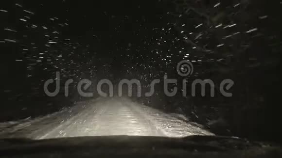 汽车正沿着一条森林覆盖着雪的道路行驶视频的预览图