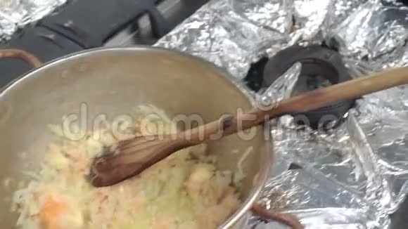 用豆子煮葡萄牙米饭视频的预览图