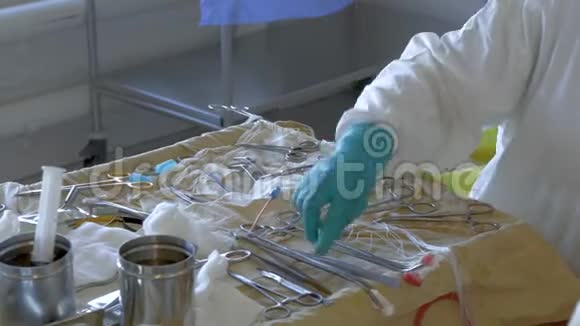 护士在手术过程中给外科医生特殊的工具视频的预览图