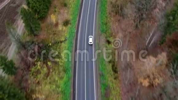 用汽车鸟瞰秋路乘家庭汽车旅行视频的预览图