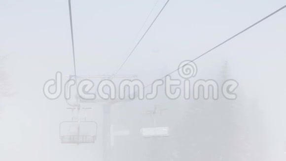 在雾中滑雪视频的预览图