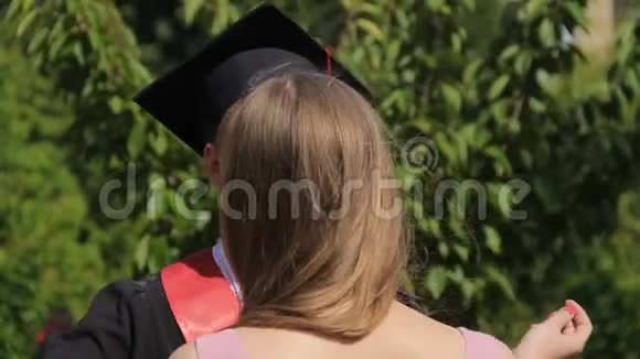 女人祝贺毕业男友拥抱他幸福时刻视频的预览图