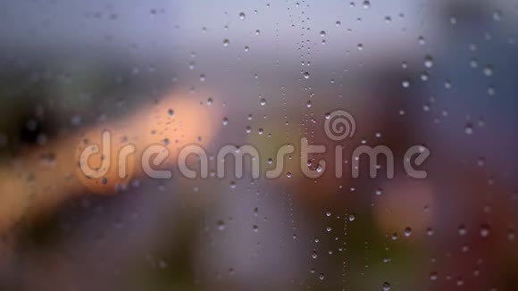 雨滴在蒸汽的窗户上视频的预览图