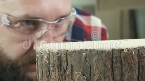 穿着衬衫和安全眼镜的木匠用剃须特写视频的预览图
