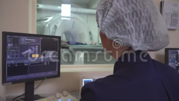 医生看电脑屏幕时病人移动在MRI机器4k视频的预览图