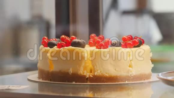 看台上一个漂亮的蛋糕上面有醋栗视频的预览图