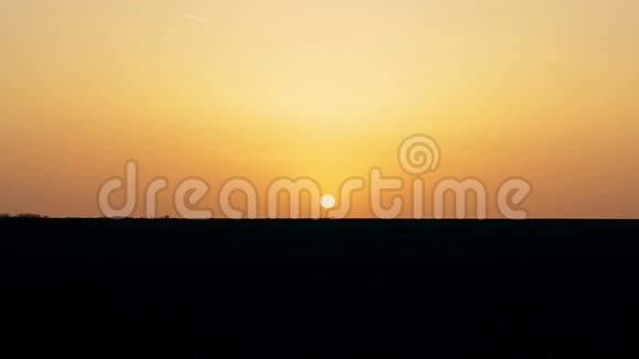 太阳落在田野的地平线上视频的预览图