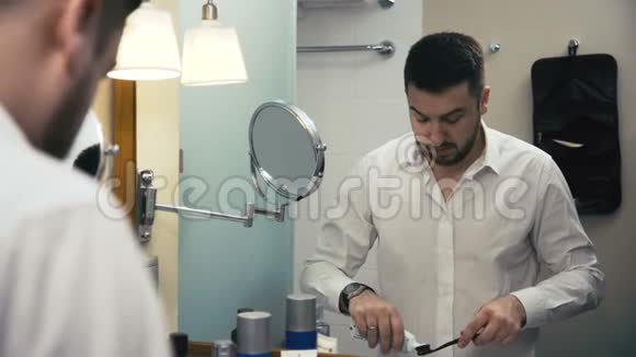 忙碌的商人在刷牙时打电话视频的预览图