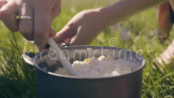 女人在露营时煮过热粥视频的预览图