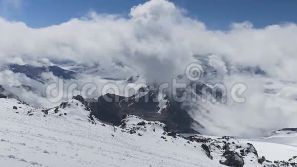 主要高加索山脉的美丽景色从Elbrus的斜坡上从海拔4500的高度射击视频的预览图