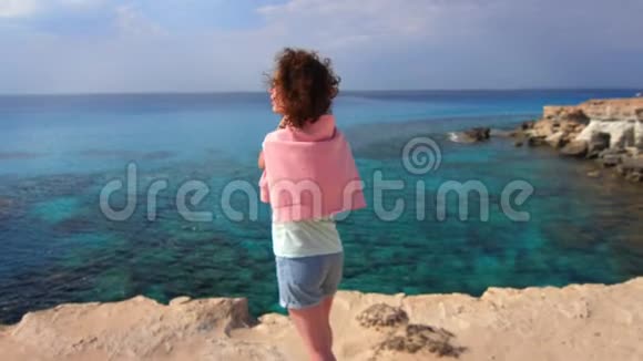 旅游妇女在海上景观放松女人享受海洋景观妇女和谐视频的预览图