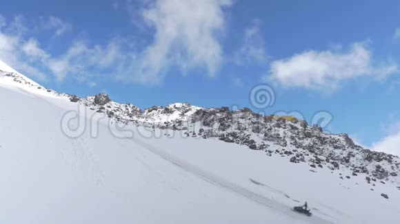 厄尔巴鲁山的斜坡救生员骑着雪地自行车视频的预览图
