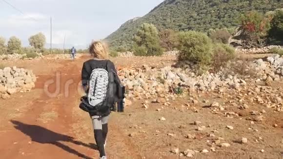 带背包的女徒步旅行者视频的预览图